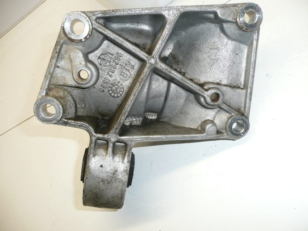 Axle bracket 1.8 16V 2.0 16V Citroën Peugeot 9629824580 1807N2