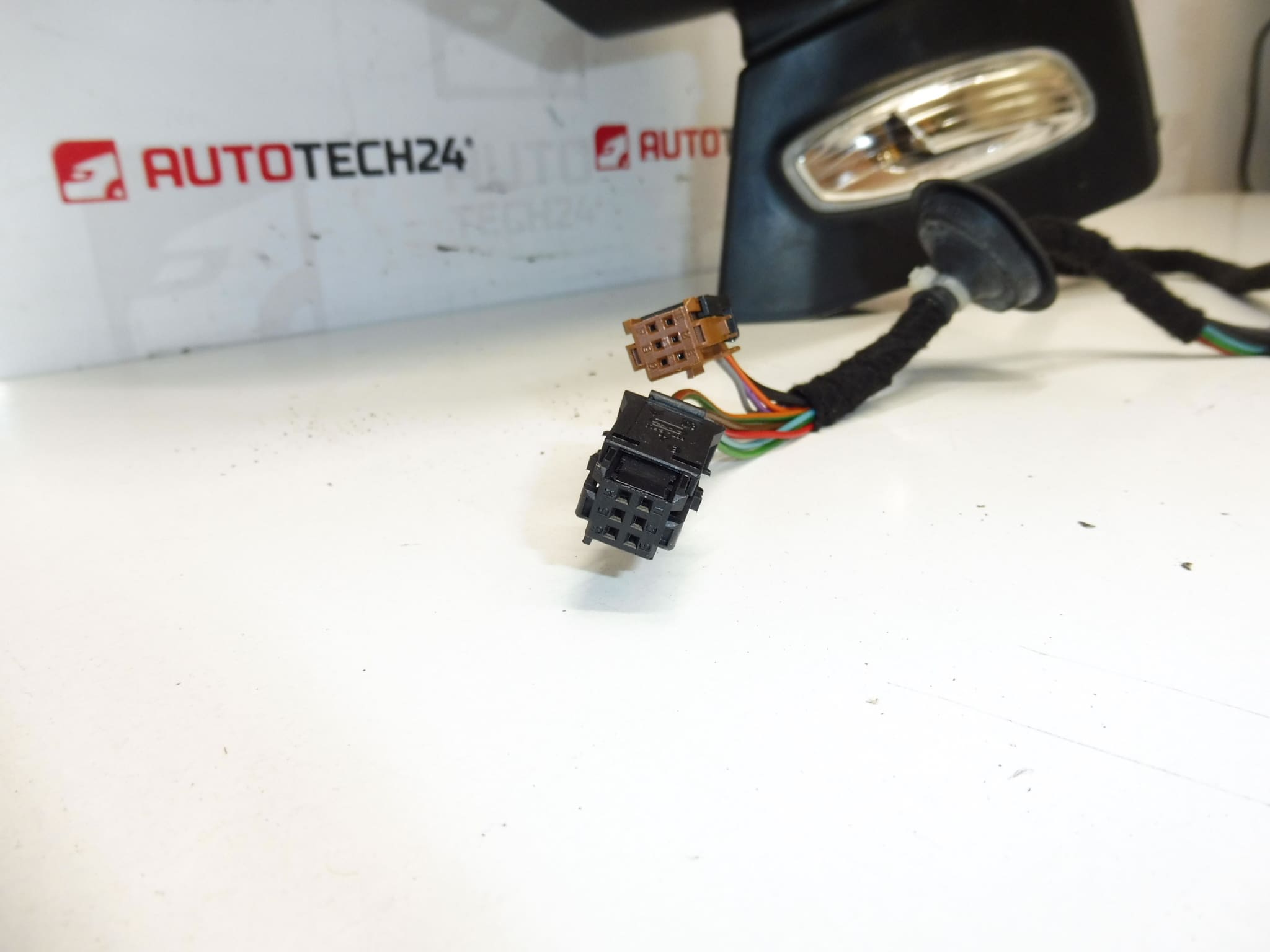 Right Mirror EZRC Peugeot 3008 and 5008 8153ZG - Image 2