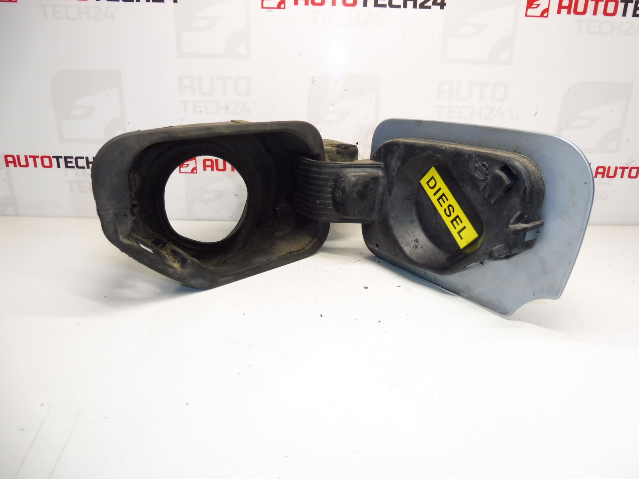 Fuel Tank Cap Cover Peugeot 407 1517A6 151877 EYLC - Image 2