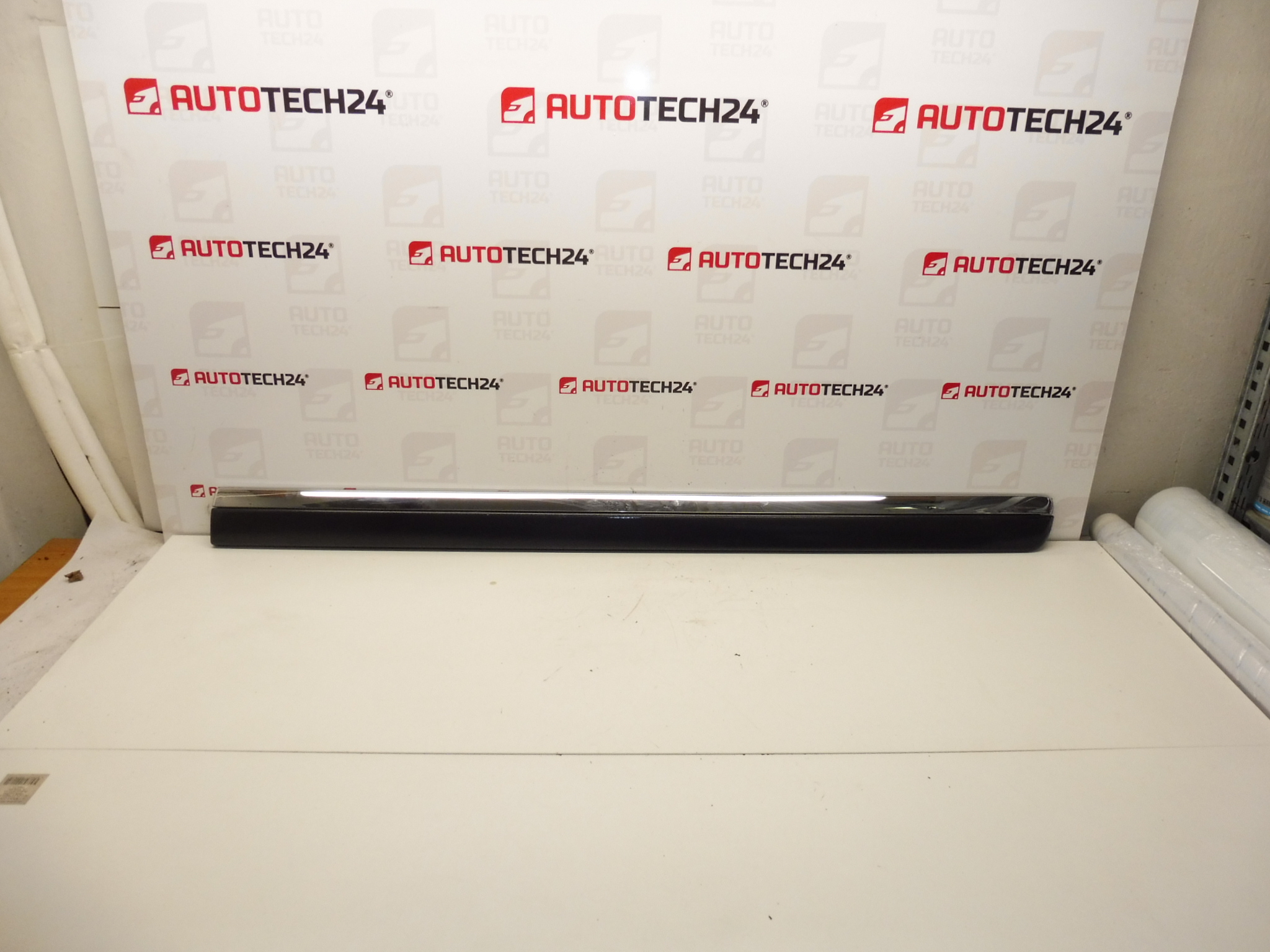 Left rear door molding Citroen C8 Peugeot 807 EYJ 1401029977 8546W2