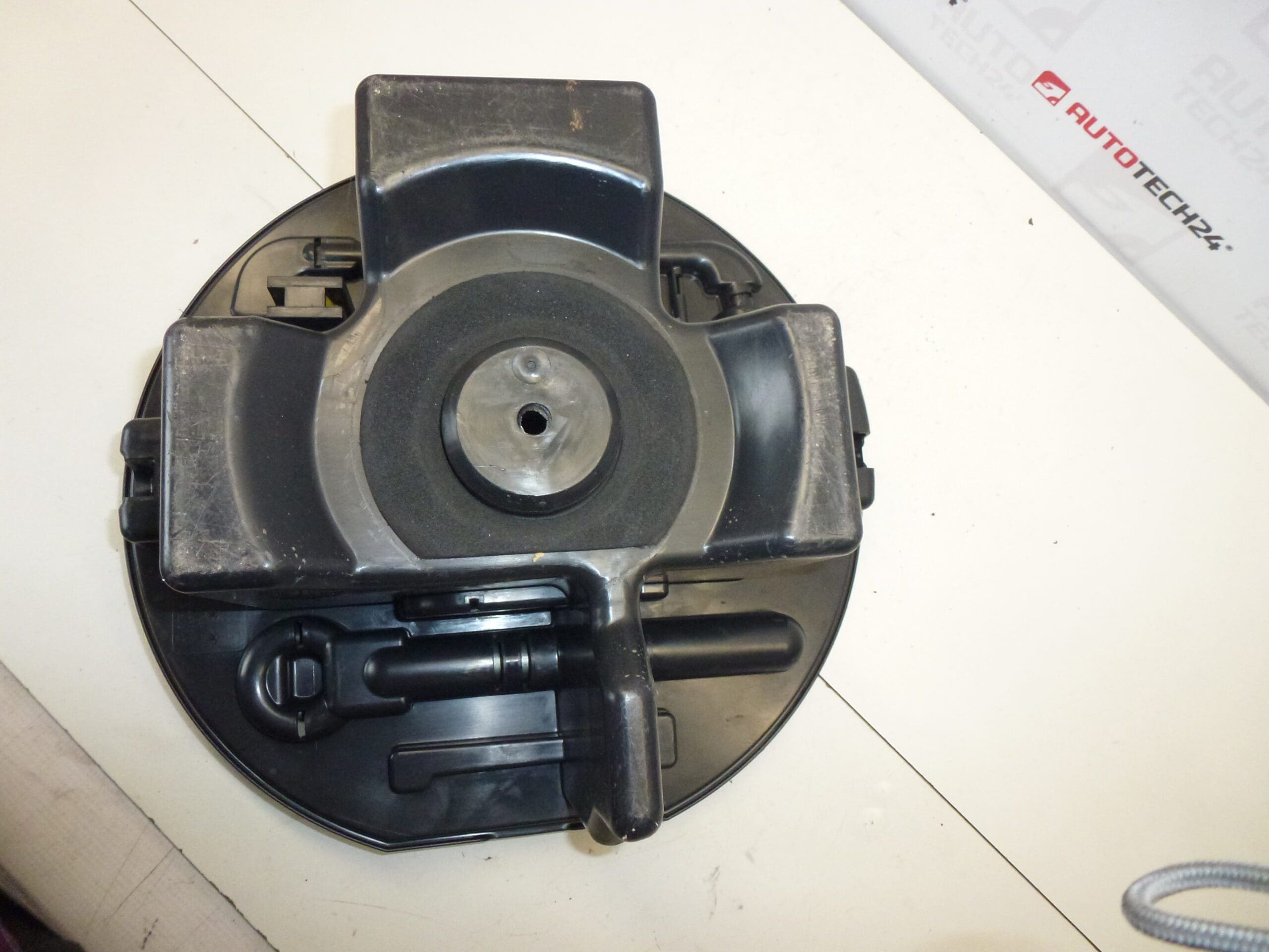 Tools, lever, key, towing eye Citroën C4