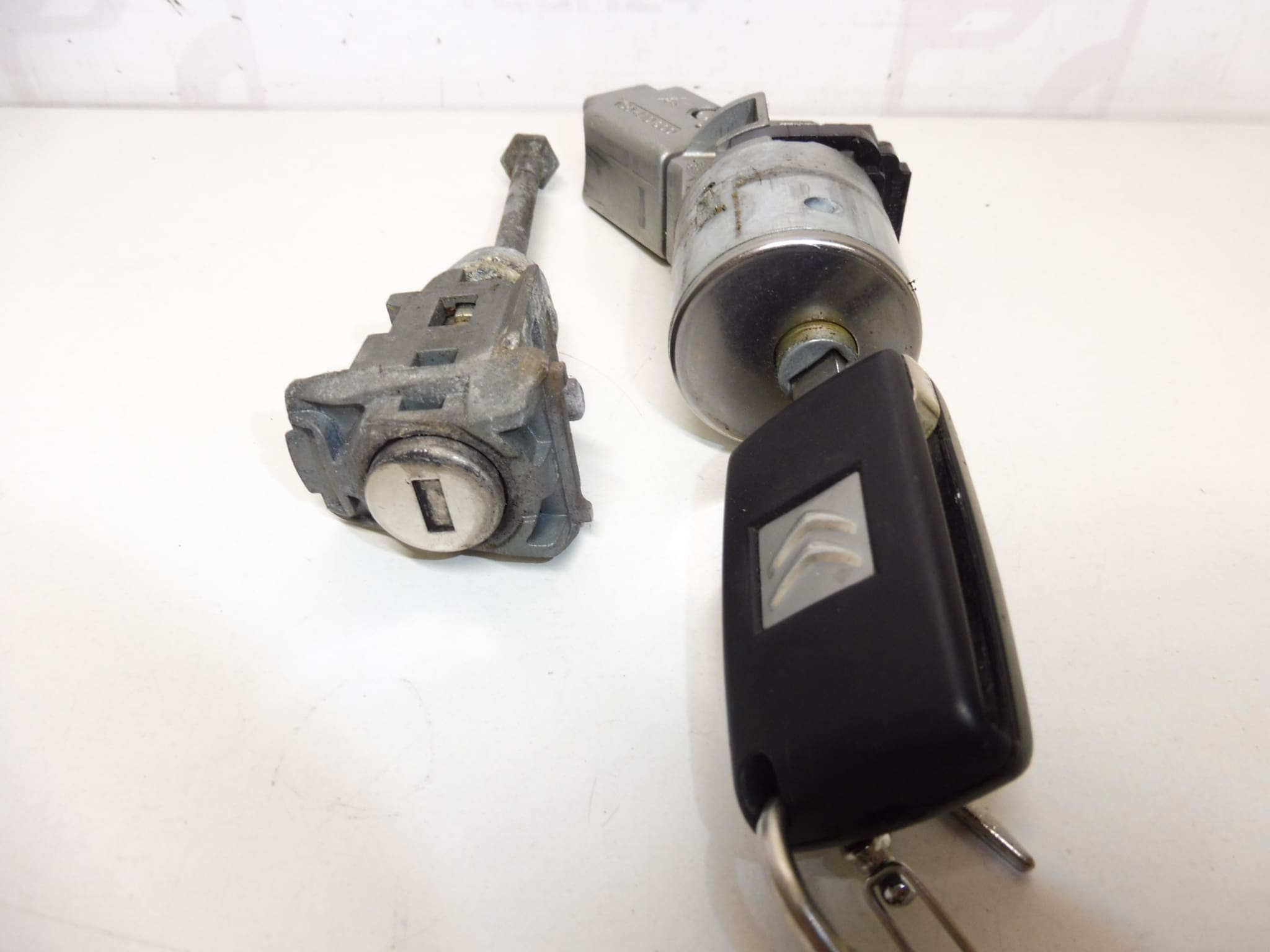Used lock set with one key for Citroën and Peugeot (part numbers 4162KF, 4162KC) - Image 2