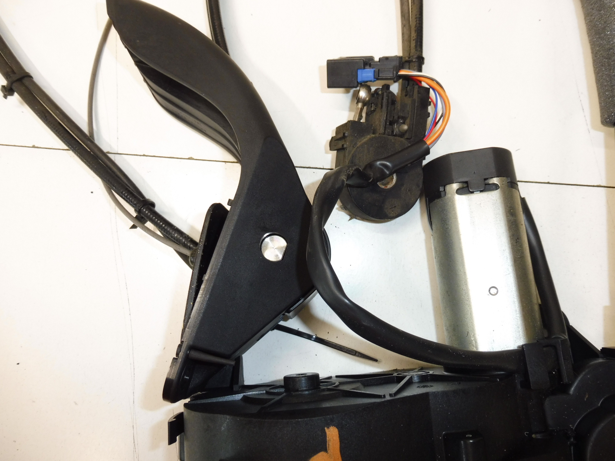 Peugeot 1007 passenger electric drive 9680508080 9138E0 9138C8