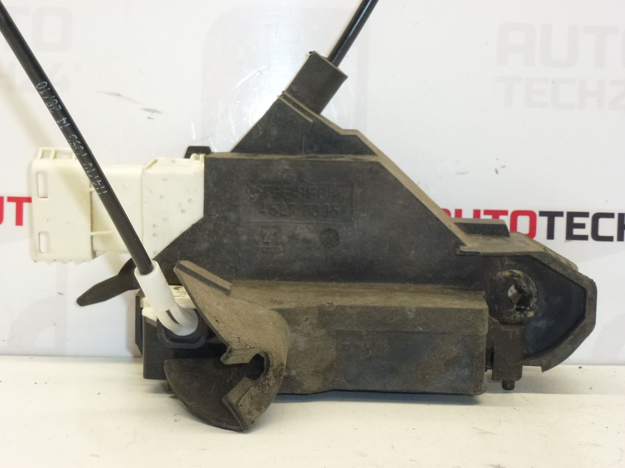 Left Front Door Lock for Peugeot 407 - Part No. 9686683680, 9135FN - Image 2