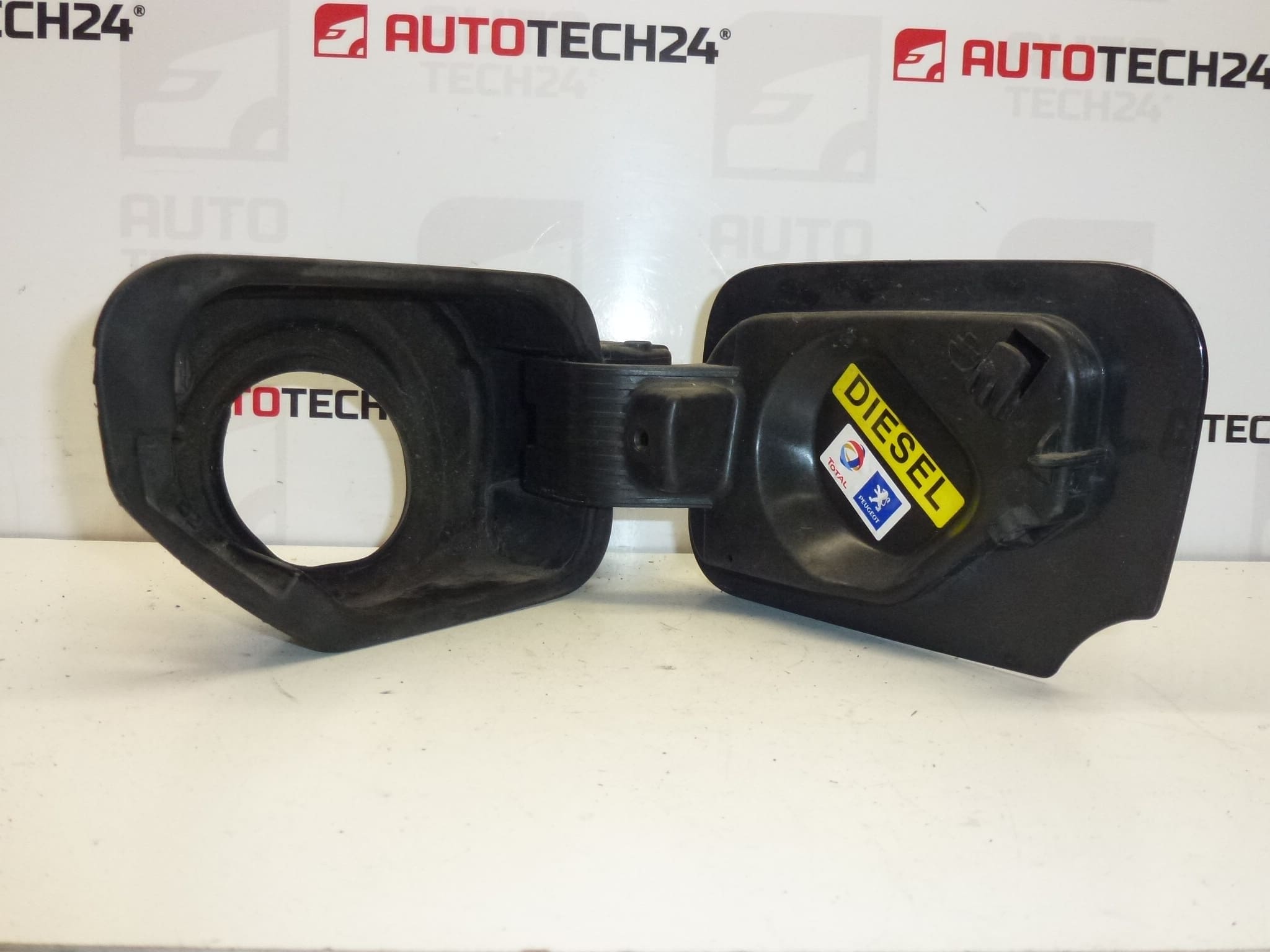 Fuel Tank Cap Cover Peugeot 407 1517A7 151877 EYPC - Image 2