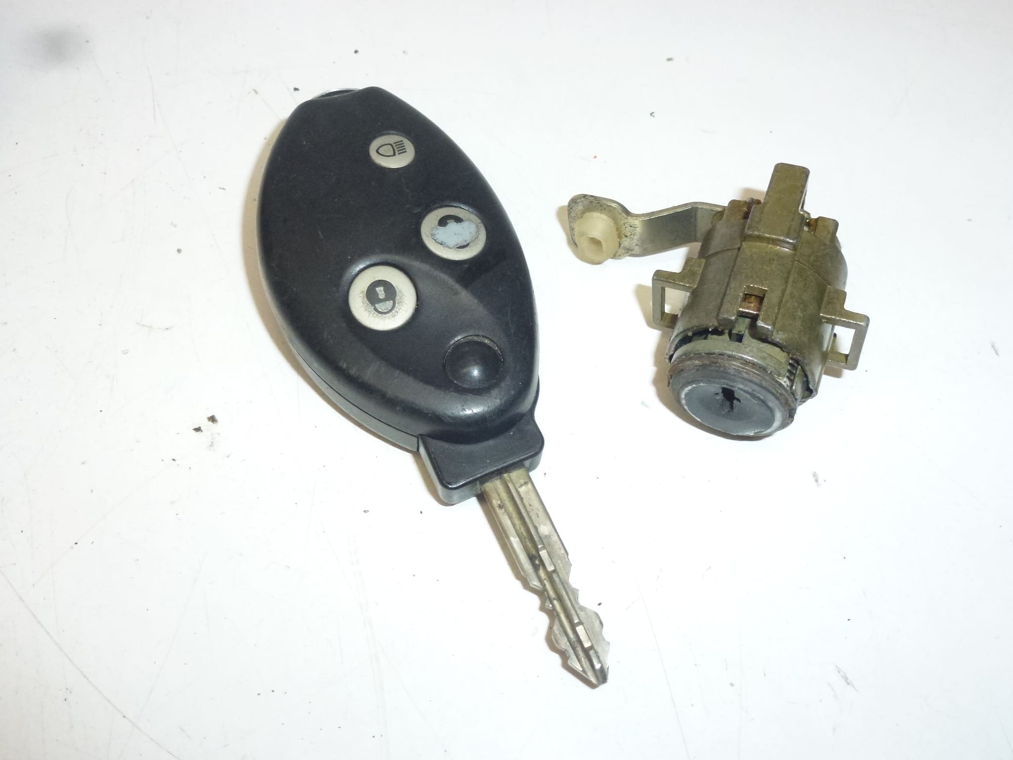 Lock set with 1 remote key for Citroën C5 2005-2007 4162HE - Image 2