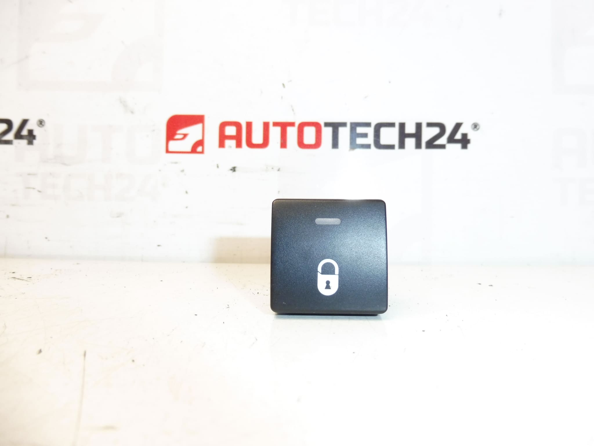 Central lock switch Citroën Peugeot 96582880XT 6490E1