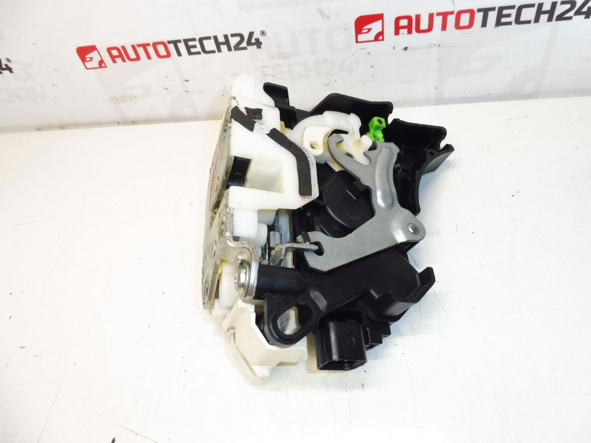 Left front door lock for Citroën C-Crosser / Peugeot 4007 - Image 2