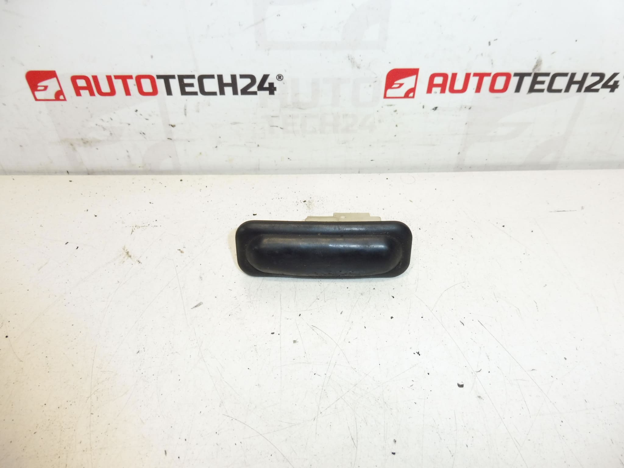 Citroën DS 6490CN tailgate opening control