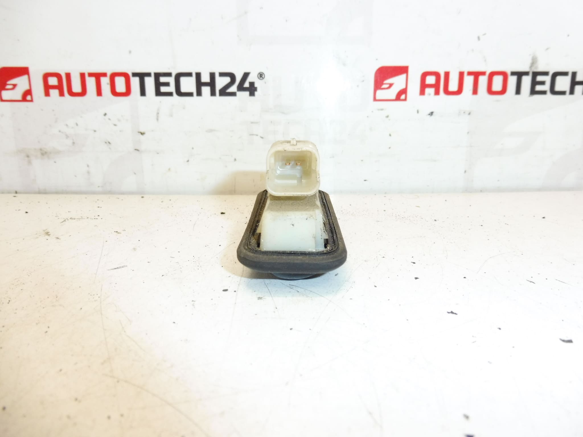Citroën DS 6490CN tailgate opening control - Image 2