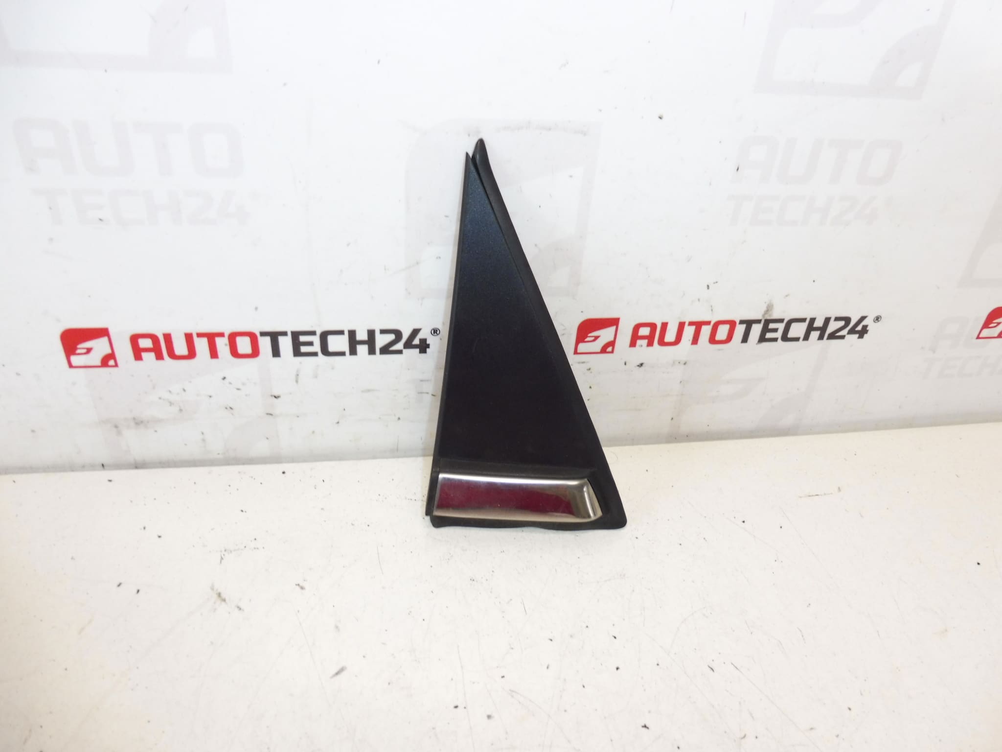 Cover in front of the right mirror Citroen C3 II A51 9025V9
