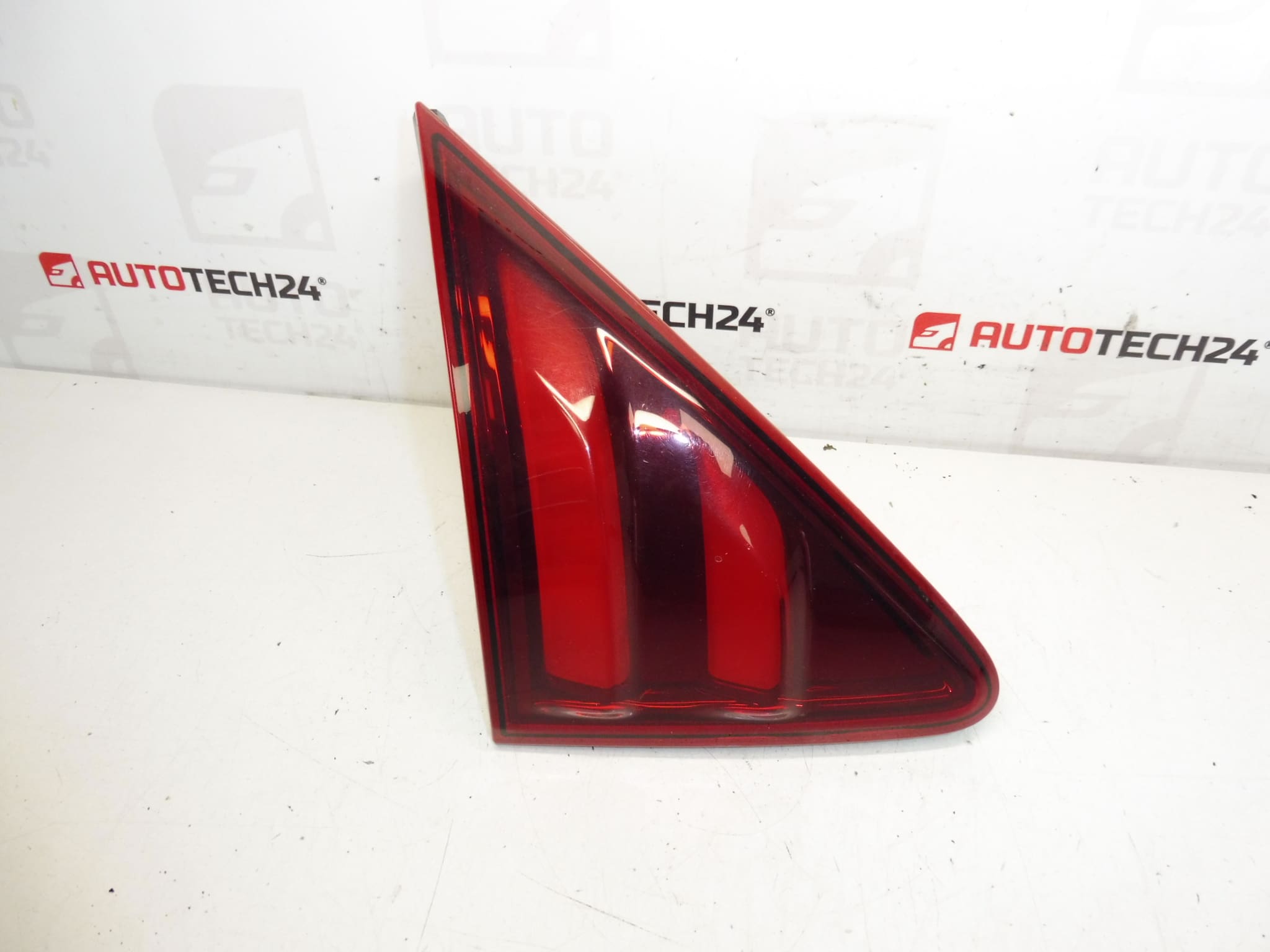 Peugeot 3008 lid rear left headlight 9805511380