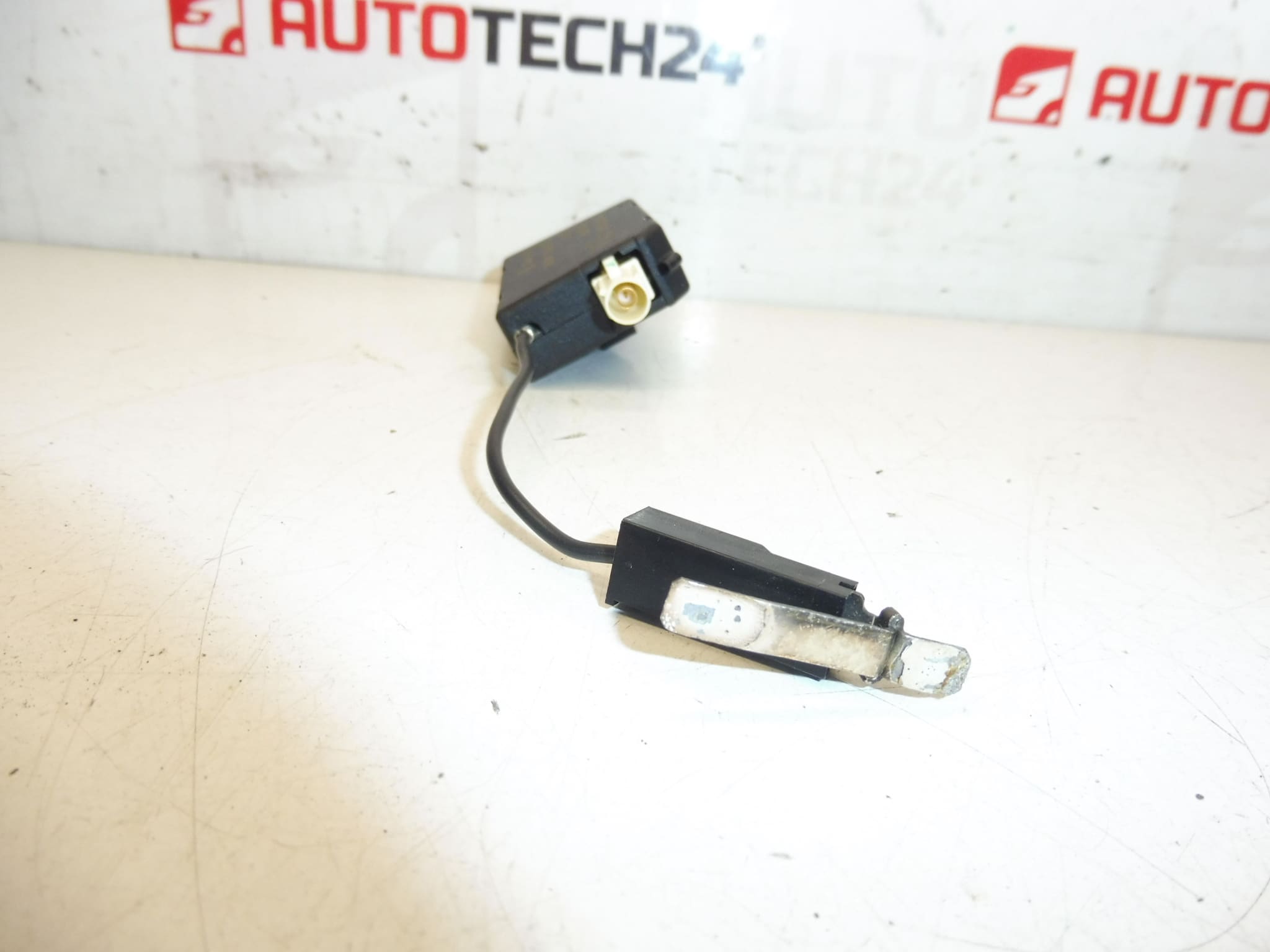Antenna Amplifier AM/FM1 9657017980 6561JV - Image 2