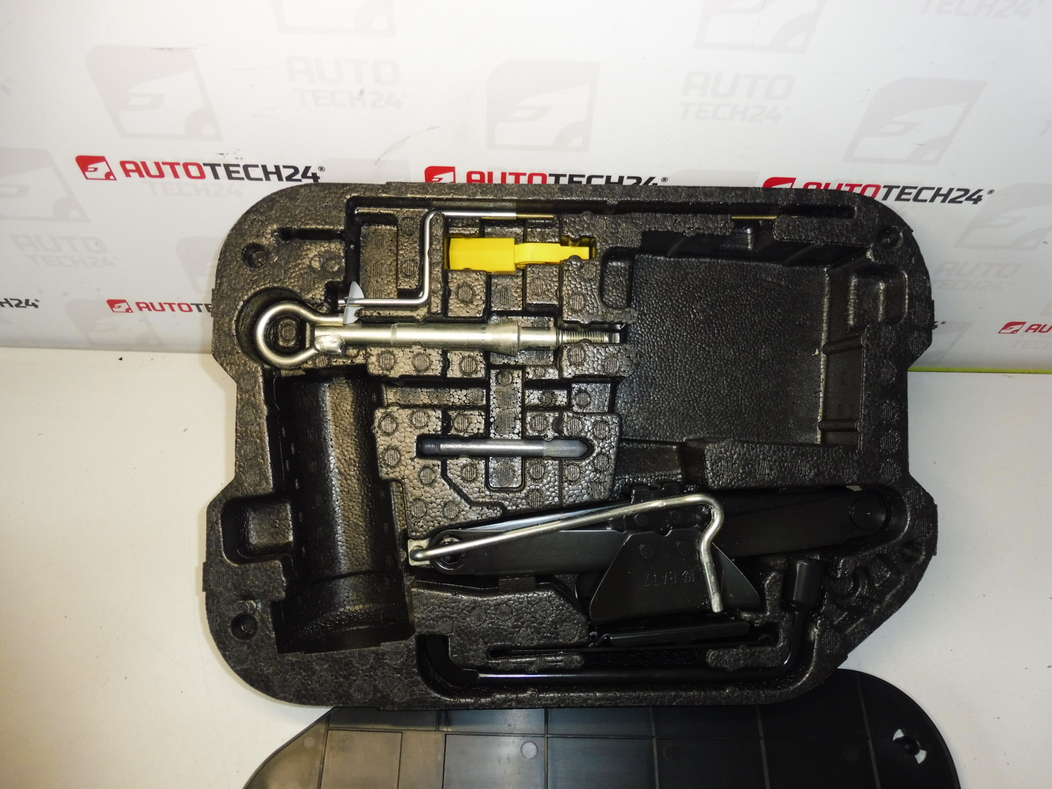 Tool Kit, Jack, Wrench, Tow Eye for Citroën C4 Picasso 6736A7 674418 672594 671809 671739