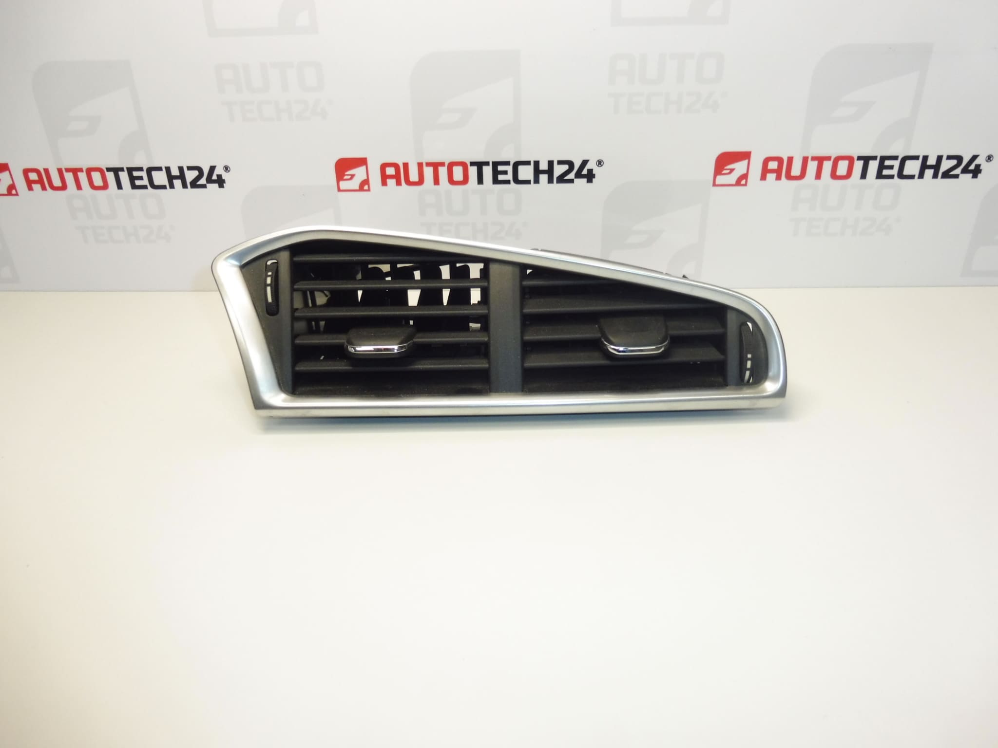Citroen C4 II B7 and DS4 Central Air Grille 9676609977 8247EC